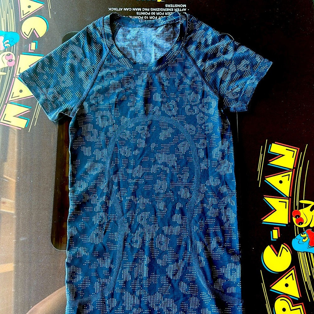 Lululemon Swiftly Tech Tee Size 0, like new, Navy abstract leopard print